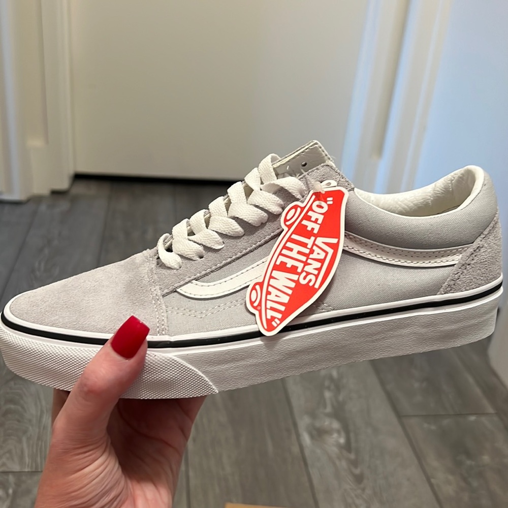 - 🔥 NEW Vans Old Skool - Size 9.5 in Ladies